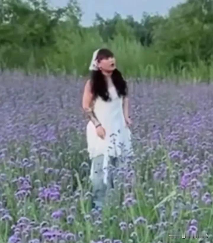 无理也要争三分！7月26日，黑龙江一女子踏入花海拍照，管理员过来制止，反被女孩质