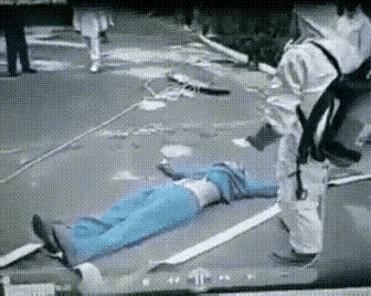 “不用查了，还是活的，直接往医院送就可以了”男护士被病人伴倒后，发现病人还能翻身