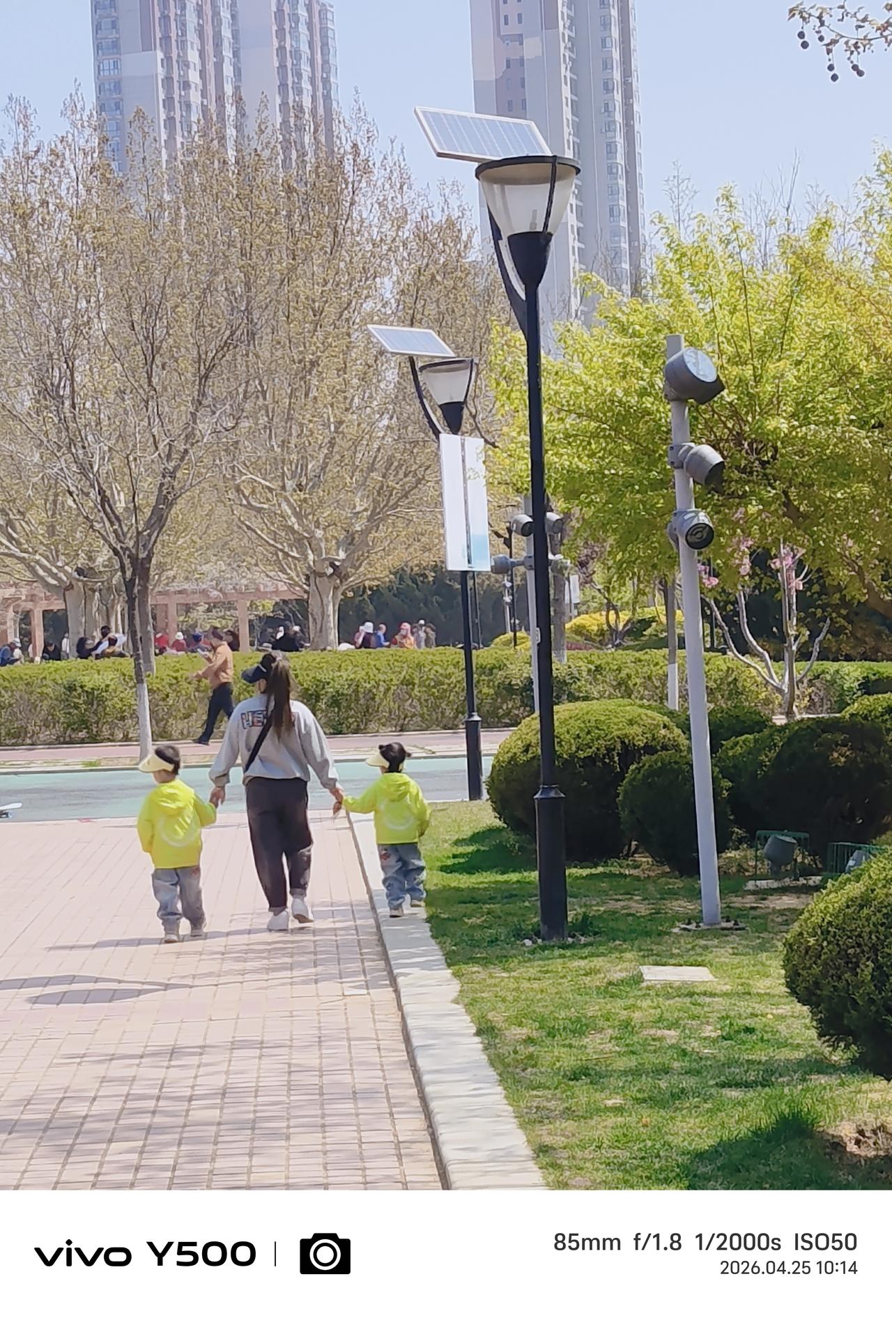 单元的小户型大约40平米左右，三年前搬来了一对年轻人，感觉是附近工厂流水线的操作