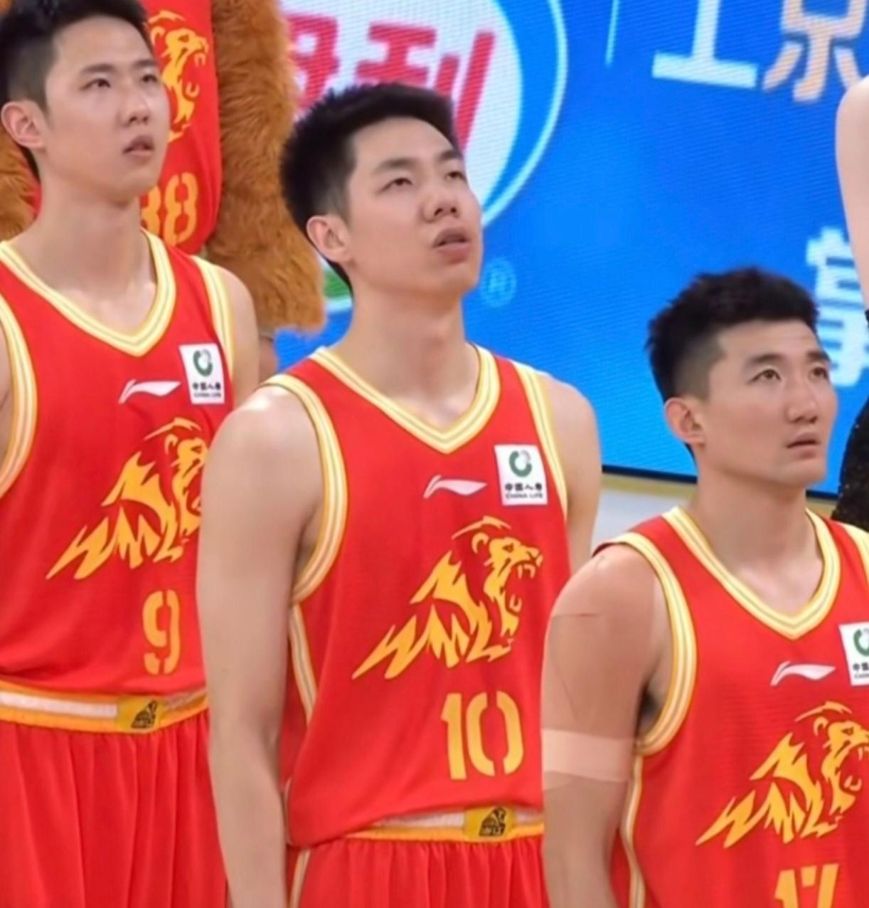 广厦男篮冲击冠军不可或缺的五个人：1，胡金秋——无疑是广厦夺冠路上最不可或缺的