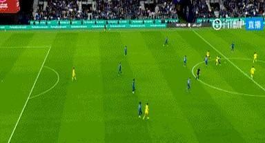 利雅德胜利对新月那场球，有个镜头是真绝了，C罗站在对方半场离后卫快十米远的地方，