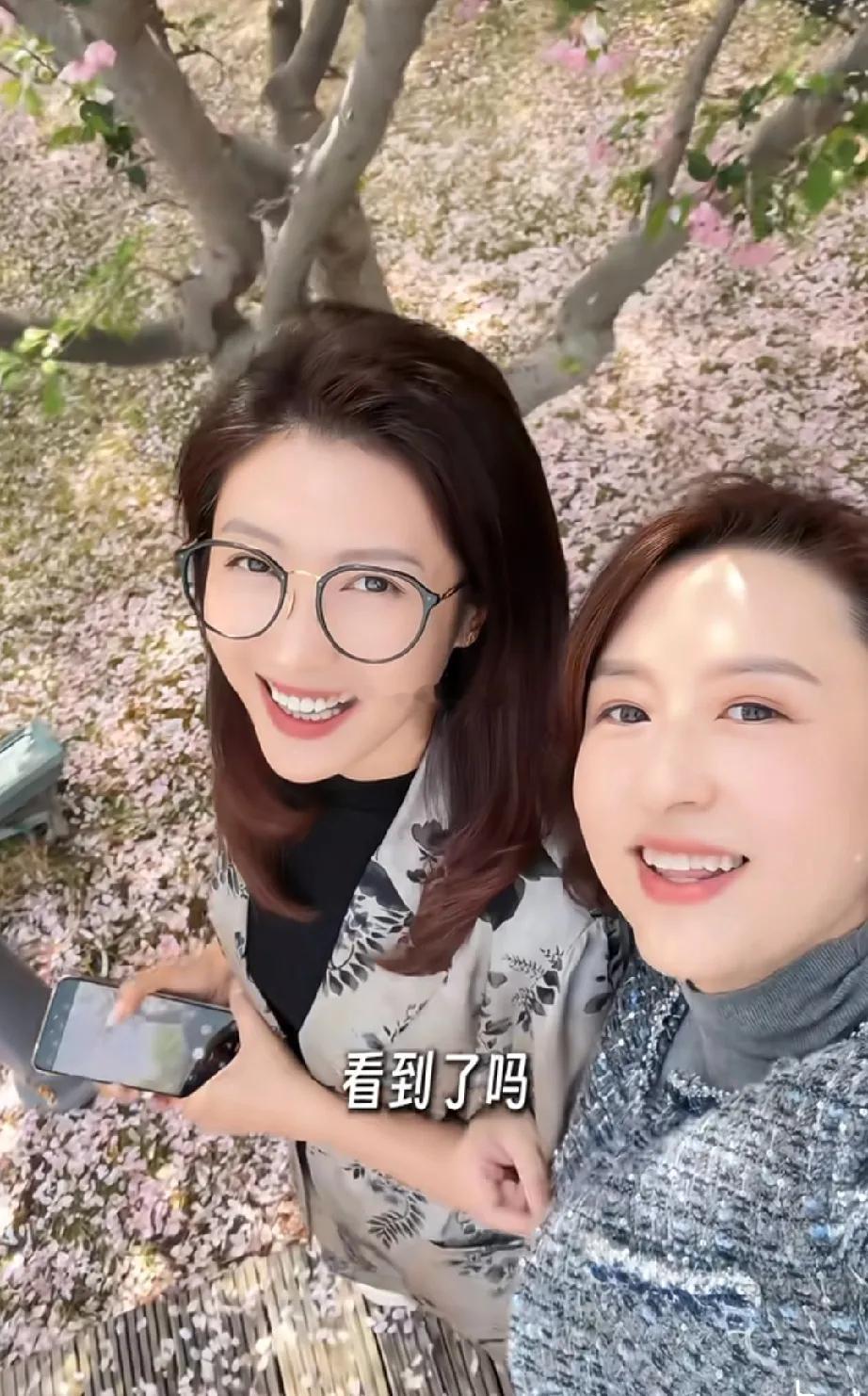 央视两大美女张蕾和春妮原来私下关系这么好，两人一起在公园里约会赏花，看着看着，职