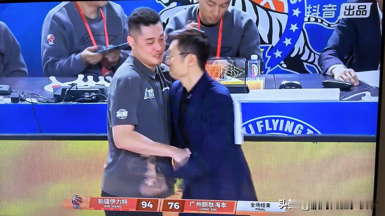 18分10篮板7助攻2抢断，阿布都沙拉木填满数据栏，新疆队战胜广州，终结三连败。