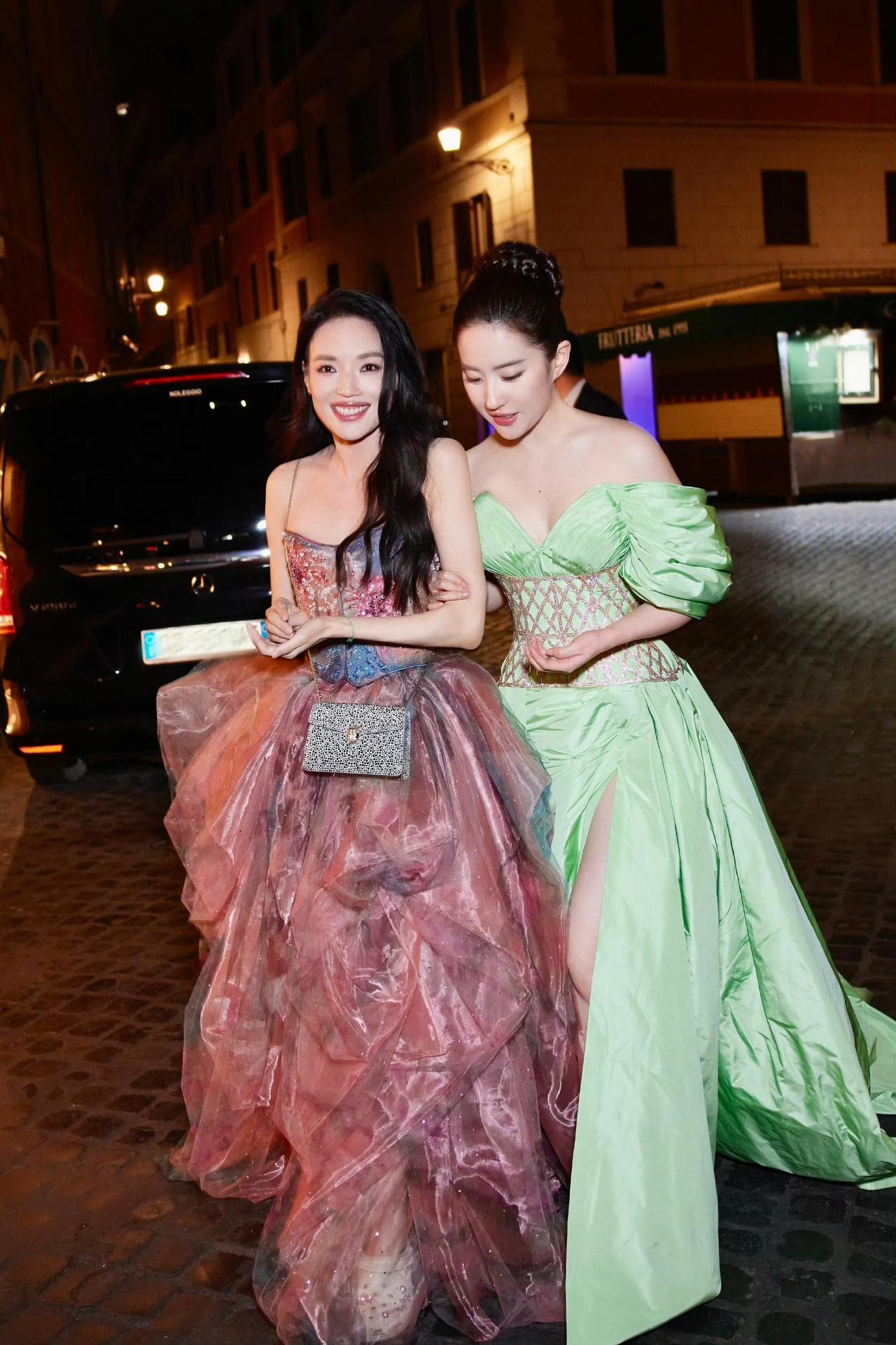 你喜欢哪一种气质的美人?雍容大方的美女东方气质美人刘亦菲和舒淇俩个人