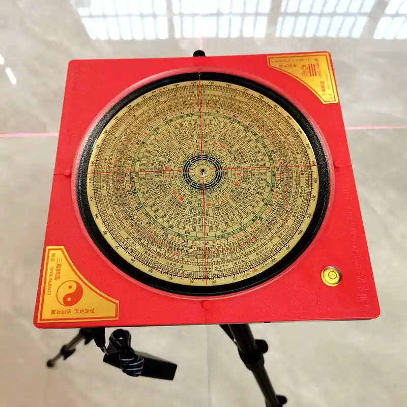 风水的本质，是追求“天、地、人”三才的和谐。选房时把握“地”利，装修前主导“人”