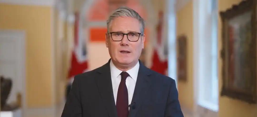 昨晚和跑中东口的老编辑小聚，他抿了口茶压低声音说：“这两天的新闻，我越看越后背发