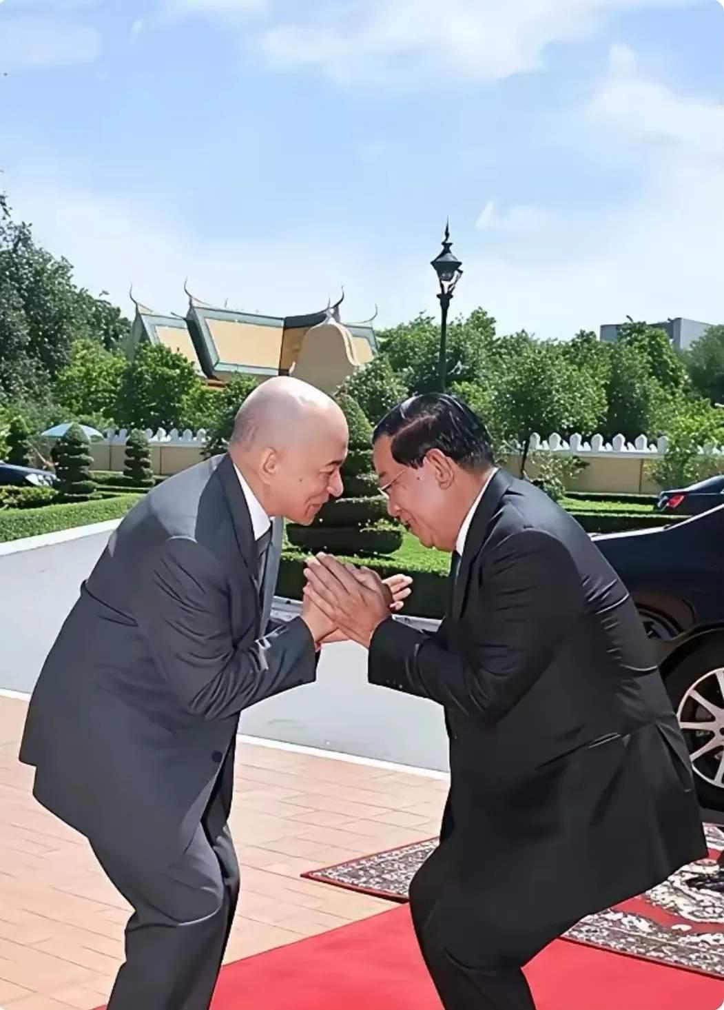 洪森很像古代的王侯将相，而且是主意多多的那种王侯将相。洪森把古代那些所谓的三十六