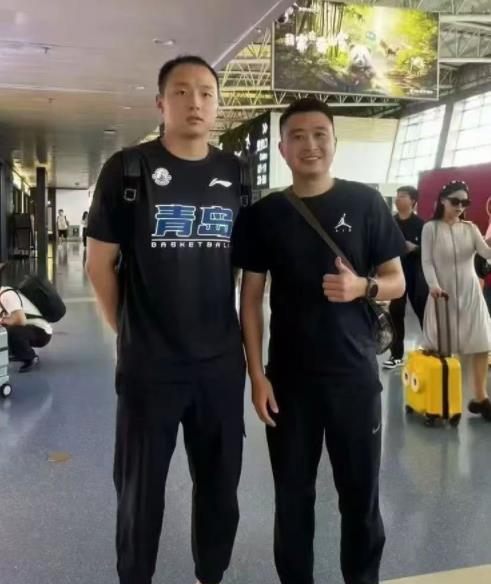 顶薪砸出师徒重逢！王奕博空降青岛，浙江球迷无奈看着王奕博离开。CBA休赛期最血