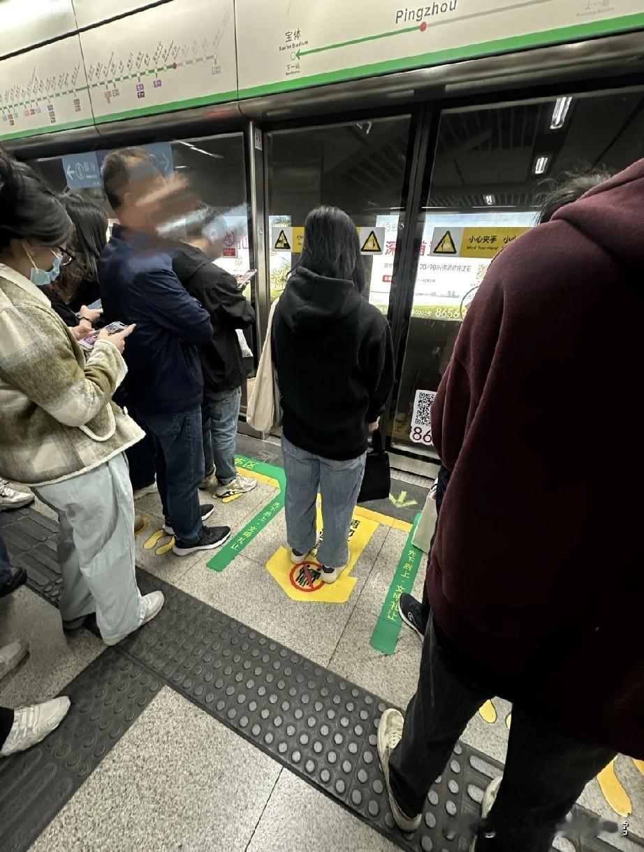 地铁门堵门姐惹怒全网，你占的不是门，是别人的下班路！刚刷到一段地铁实拍：晚