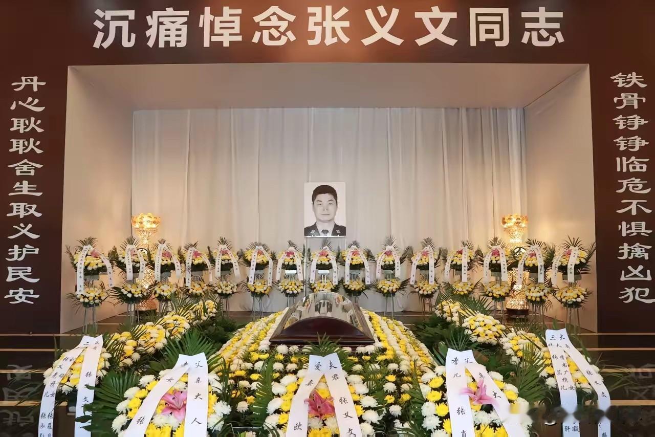 太悲痛了！四川成都，48岁民警在调解邻里矛盾时，被持刀歹徒靠近，刀刃直接刺穿民警