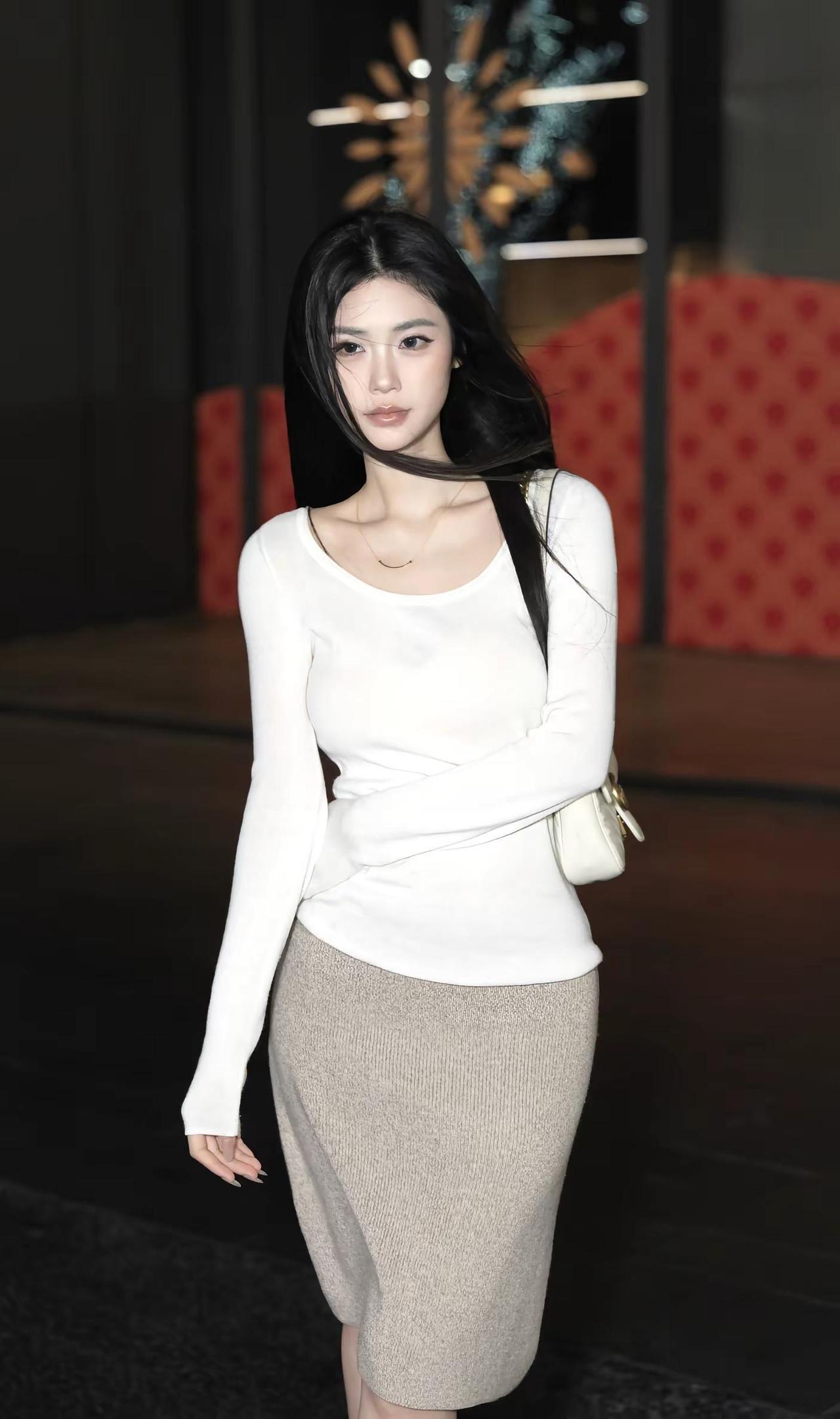 穿这套被街拍啦。温柔风穿搭初春穿搭气质穿搭春天的美只有裙子才配