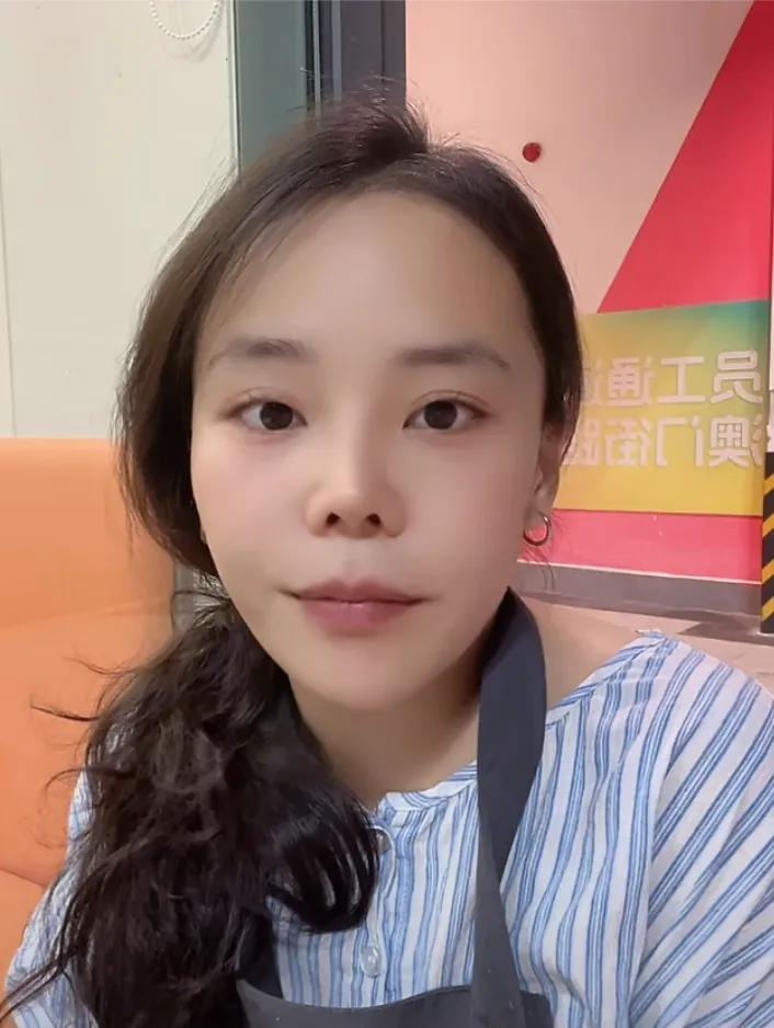 熊磊说我在偷懒，在炸鸡店里头给大家直播！炸鸡店刚开了一个多月，一个人投资了六七
