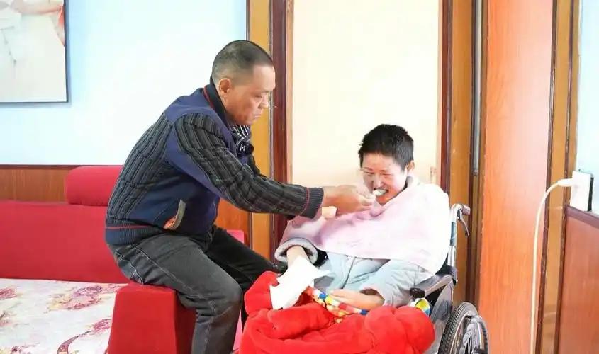 那些藏在岁月里的温暖感动夫妻间最让我感动的，是妻子生病时丈夫无微不至的照顾。