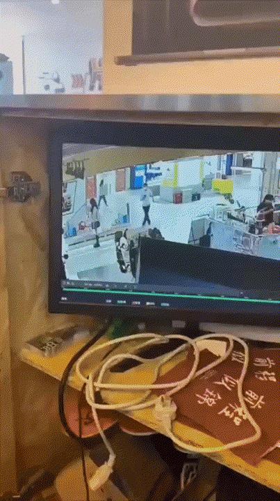男子偷看女生裙底！真变态！