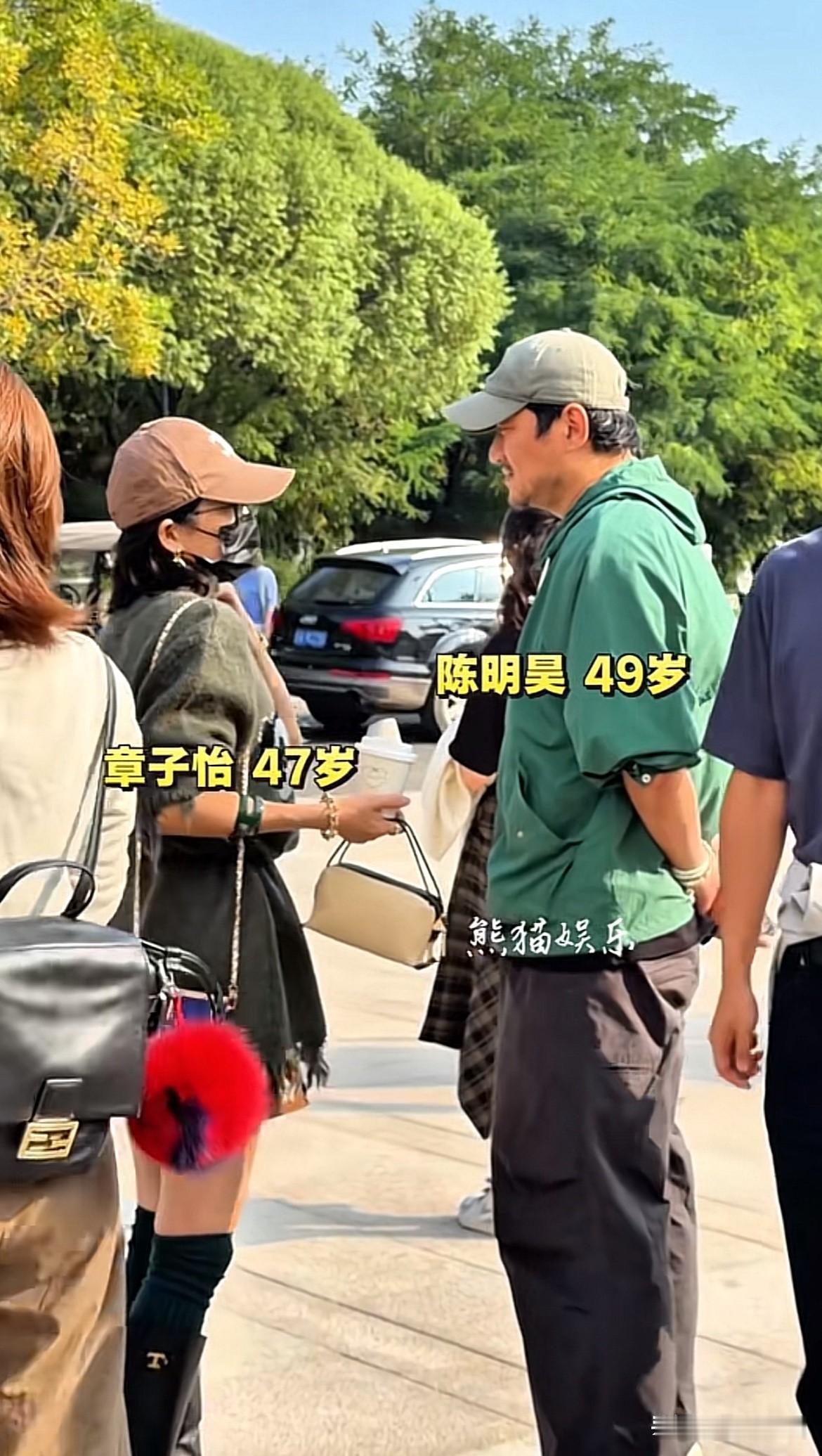 谁懂啊！47岁章子怡在阿那亚被路人随手拍下的这组画面，美得毫不费力却足够惊艳。