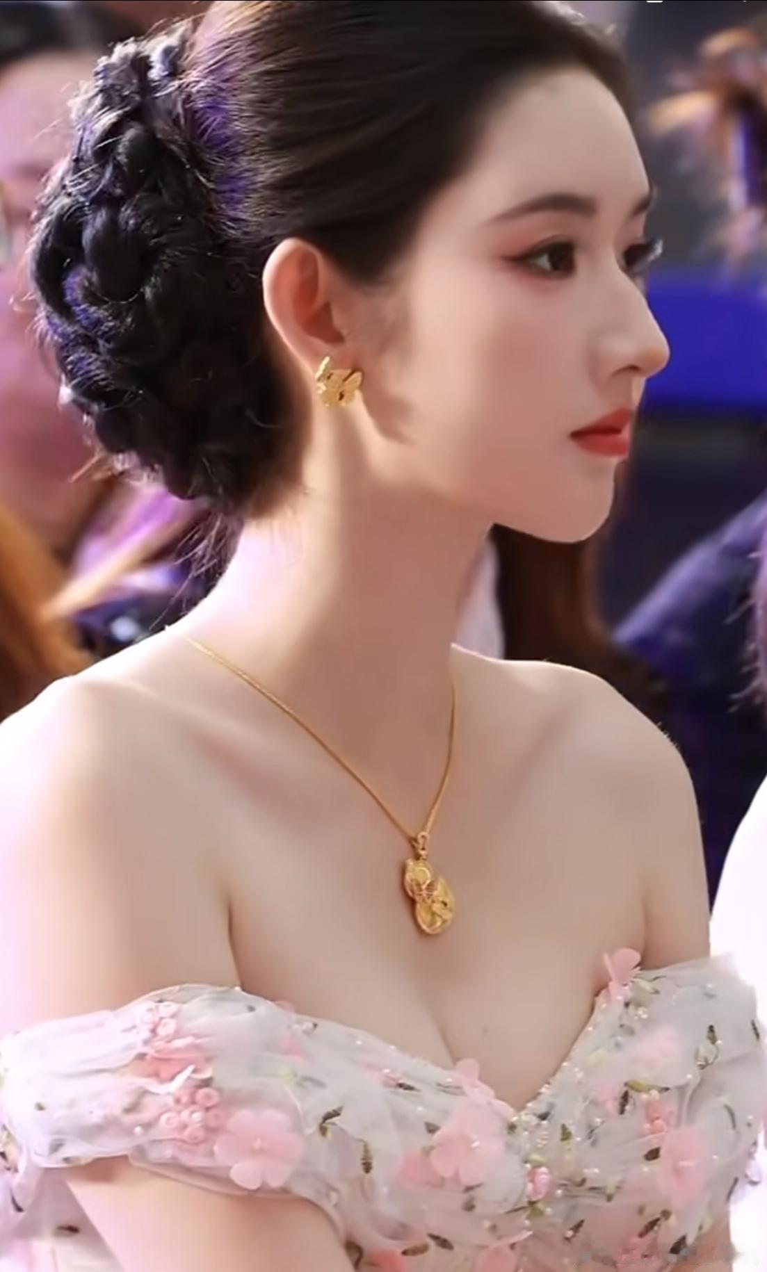 王玉雯已经有4部剧被抢了。明明她有颜值、有演技，性格也不错，却始终少一个真正大火