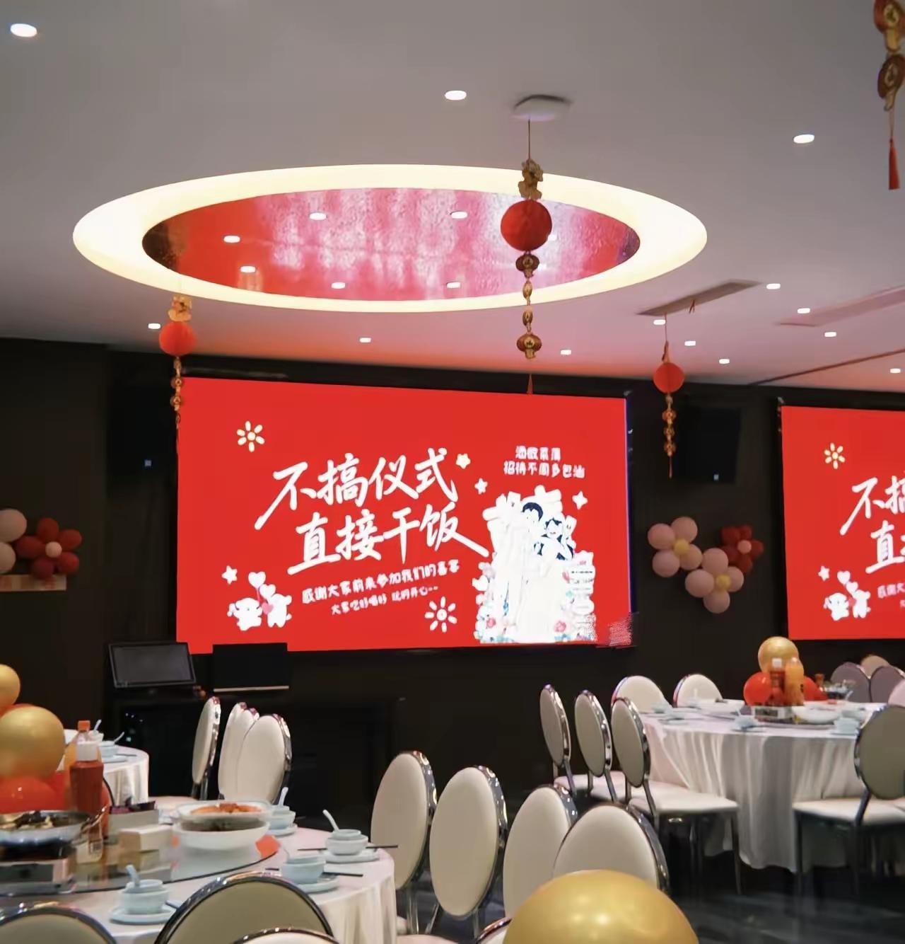 昨天去参加同事儿子的婚礼，差点没把我看懵。酒店现场大屏幕上正轮流放着新人旅