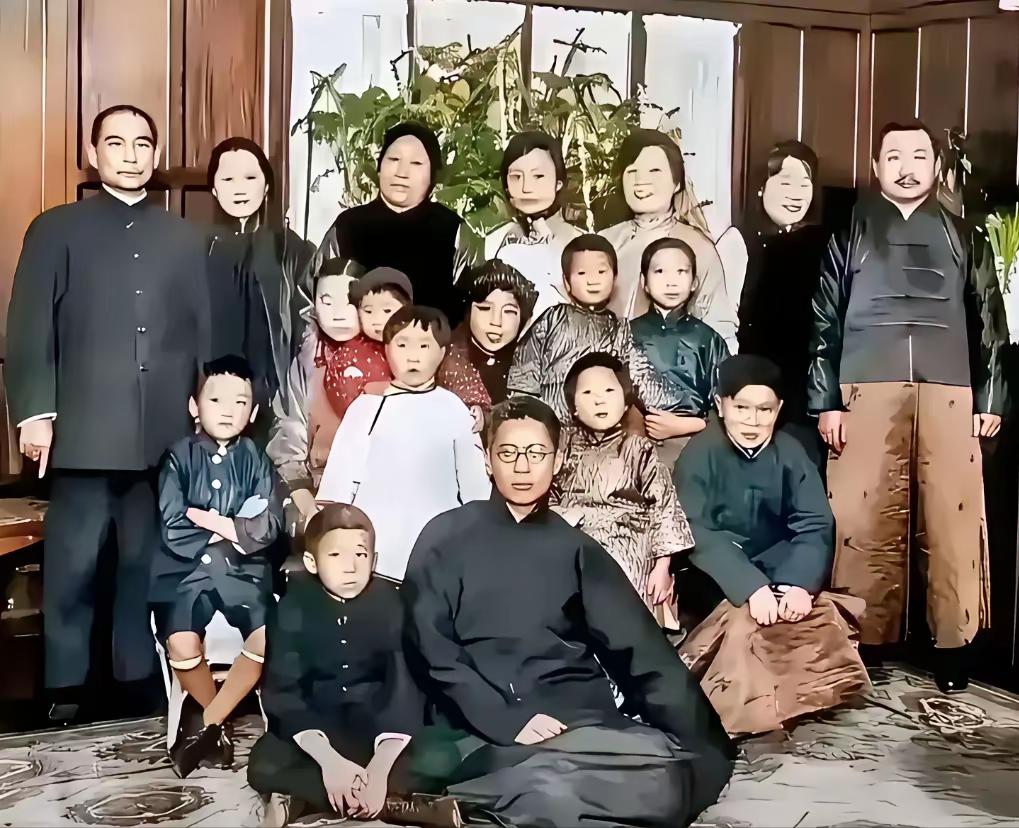 这是孙中山和妻子宋庆龄，以及宋家人的合影，都看看吧，这可不是演员扮演的。孙中