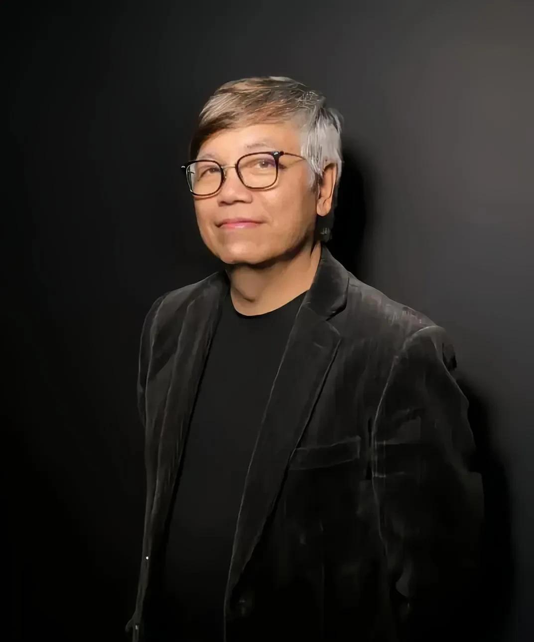 田启文说:“跟周星驰十几年，他没有给我涨过工资，减工资就有，他对任何一个人都要比