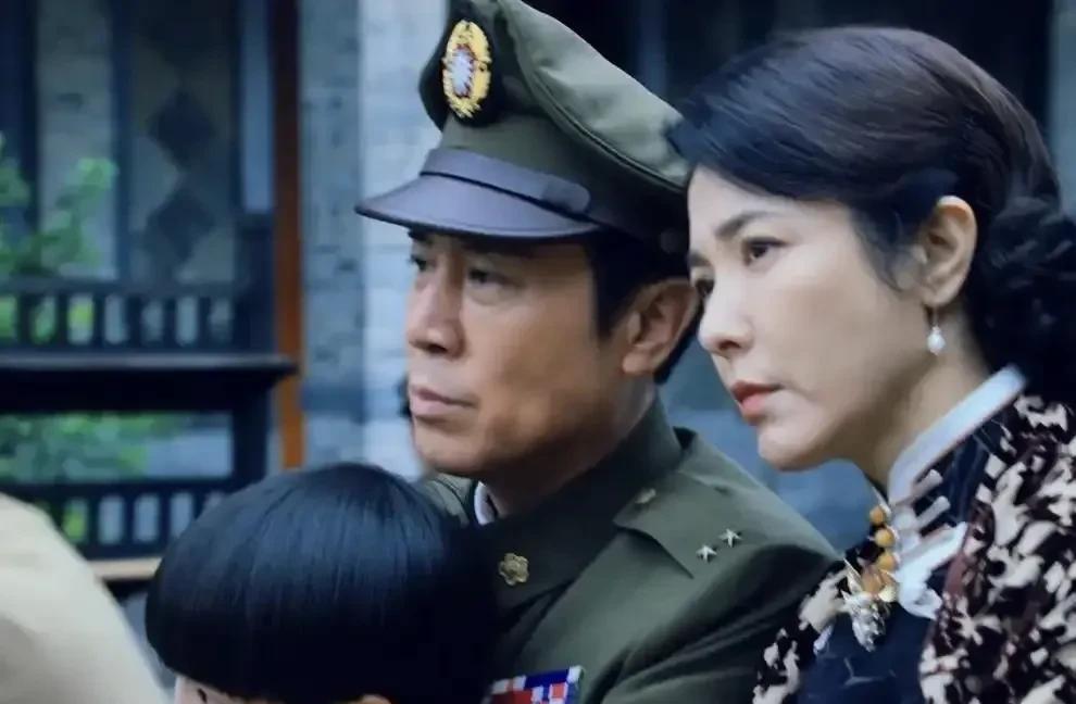 曾黎空有这么好的戏份，却演的像个呆瓜的感觉，看不出多美，就是面无表情的感觉。于和