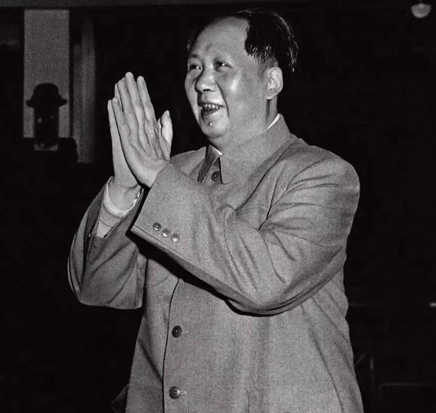 毛主席有三个习惯：刷牙不用牙膏，放学不用钱，不睡软床。毛主席刷牙不用牙膏，而是