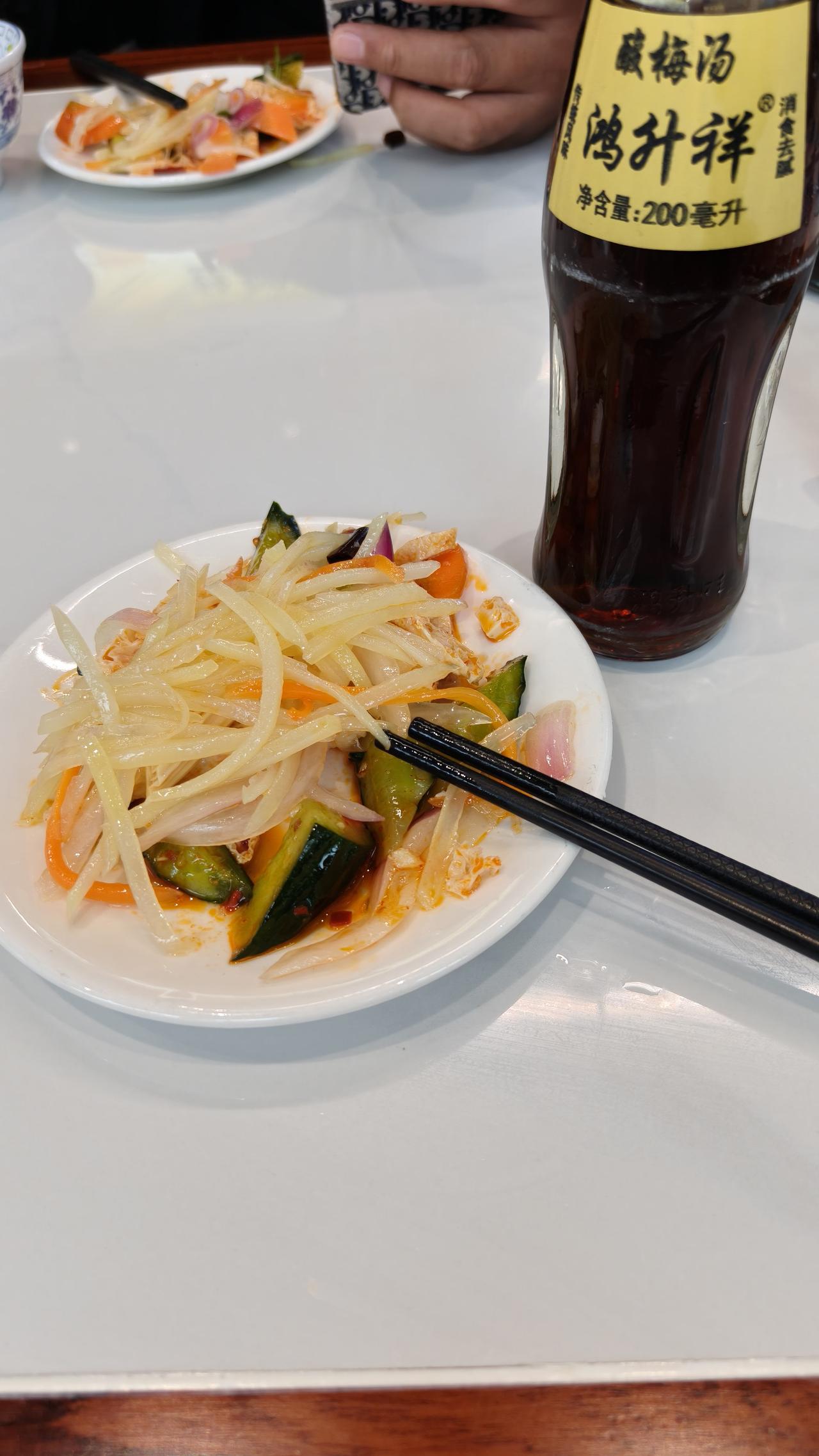 着急赶飞机，就想吃碗羊肉泡馍。到了饭店，人多得很，看样子排队至少得等40分钟，要