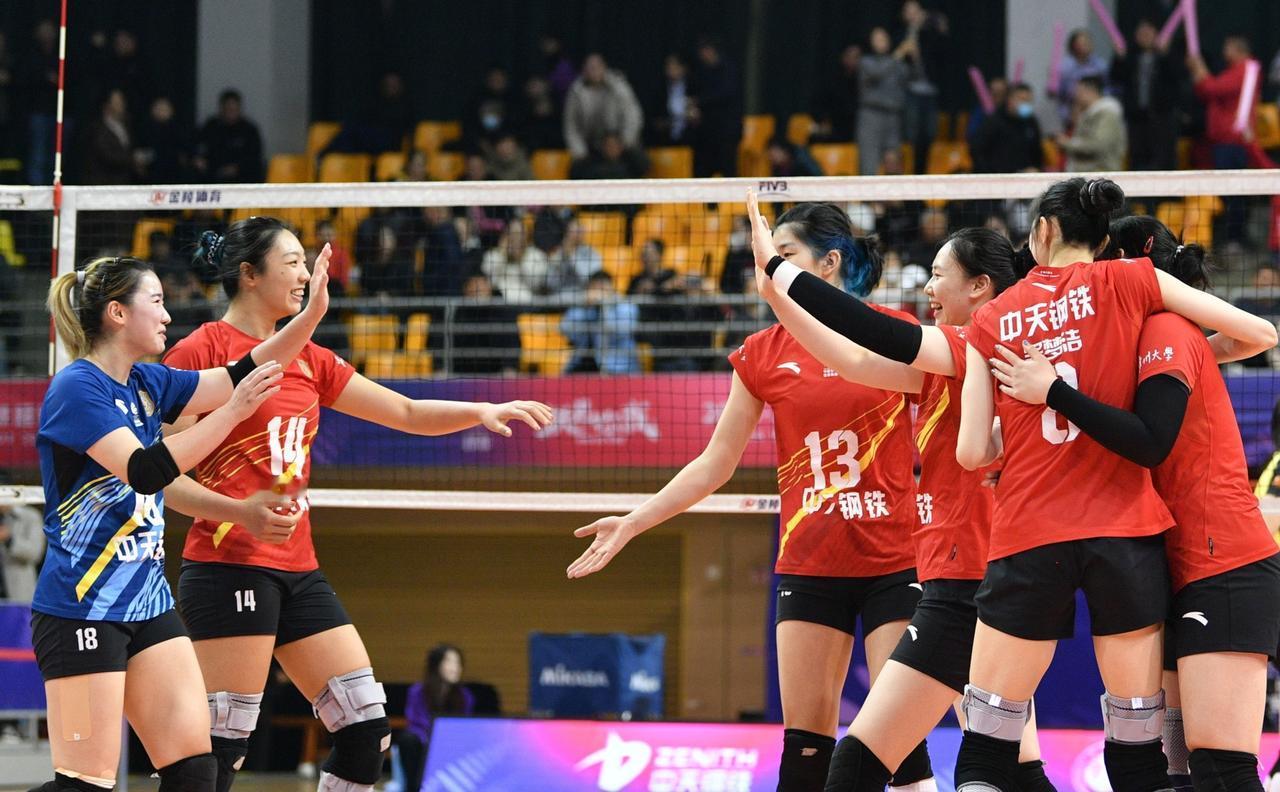 1月3日，排超焦点大战，江苏3:0横扫山东。排名第三的江苏女排实力明显高出排名