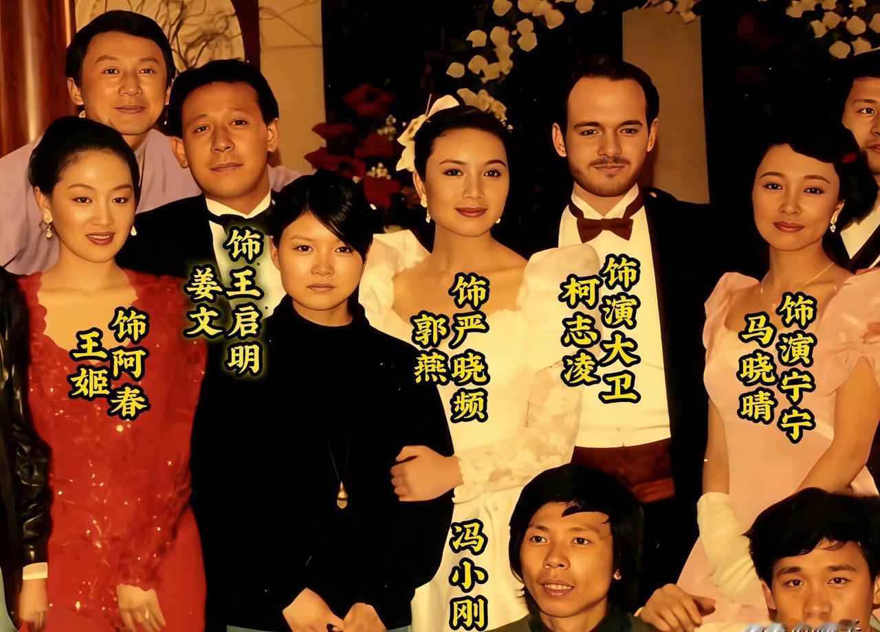 姜文摘下墨镜说：“90年代拍电影，我们裤兜里只剩5块钱还敢喊开机。”照片里冯