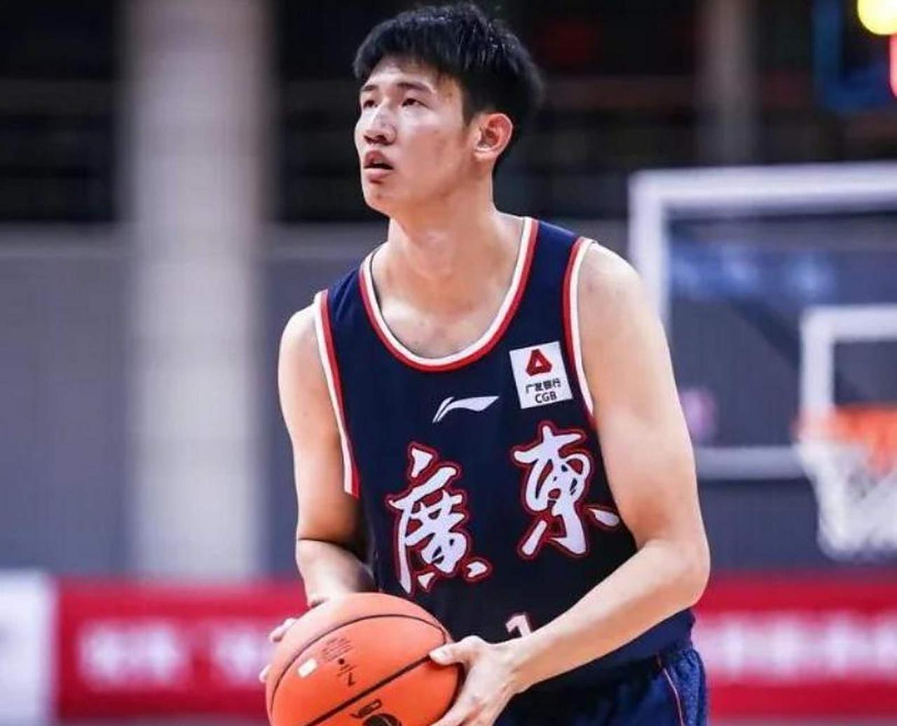广东男篮两手空空！进入CBA休赛期后，广东男篮至今仍然是两手空空！陈浩峰不仅