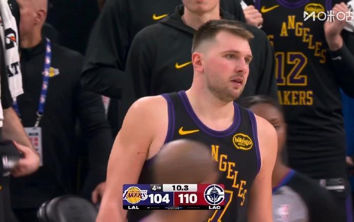 雷迪克的策略：遇事不决，上五小！艾顿表现糟糕，海斯护框不利，雷迪克又拿出了熟