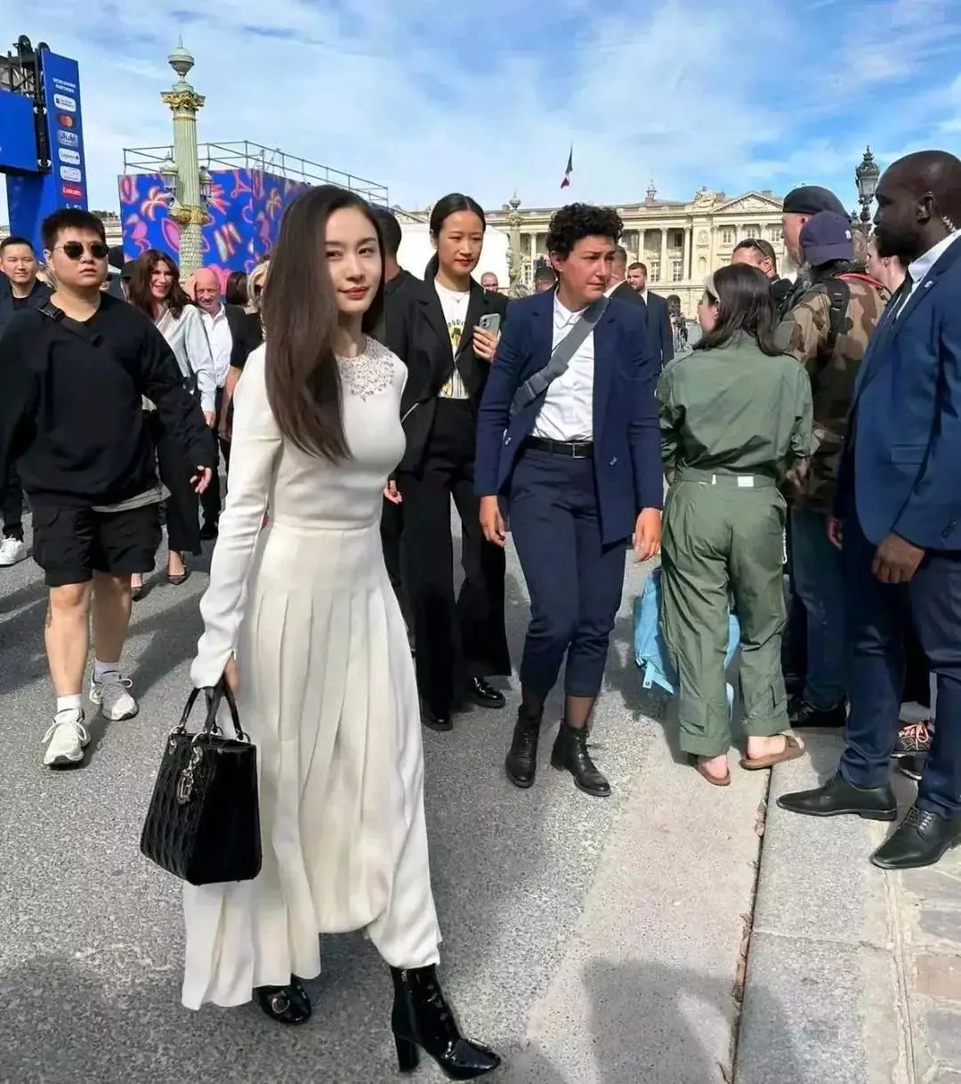 路人镜头下的王子文，身材确实没话说，真的漂亮。这状态比20岁的还像20岁。