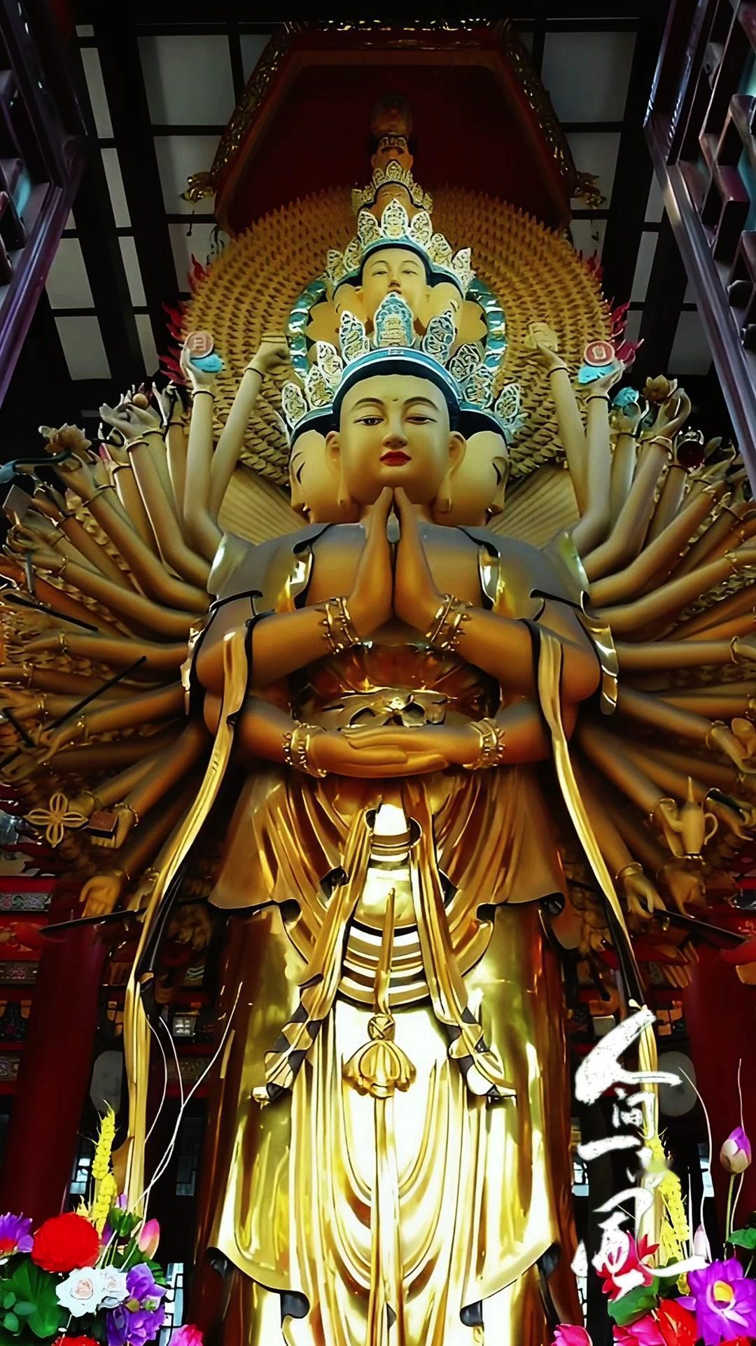 走进惠山寺大悲阁，檀香混着旧木香气扑面而来，抬头瞬间就被震撼到了。1️⃣大殿