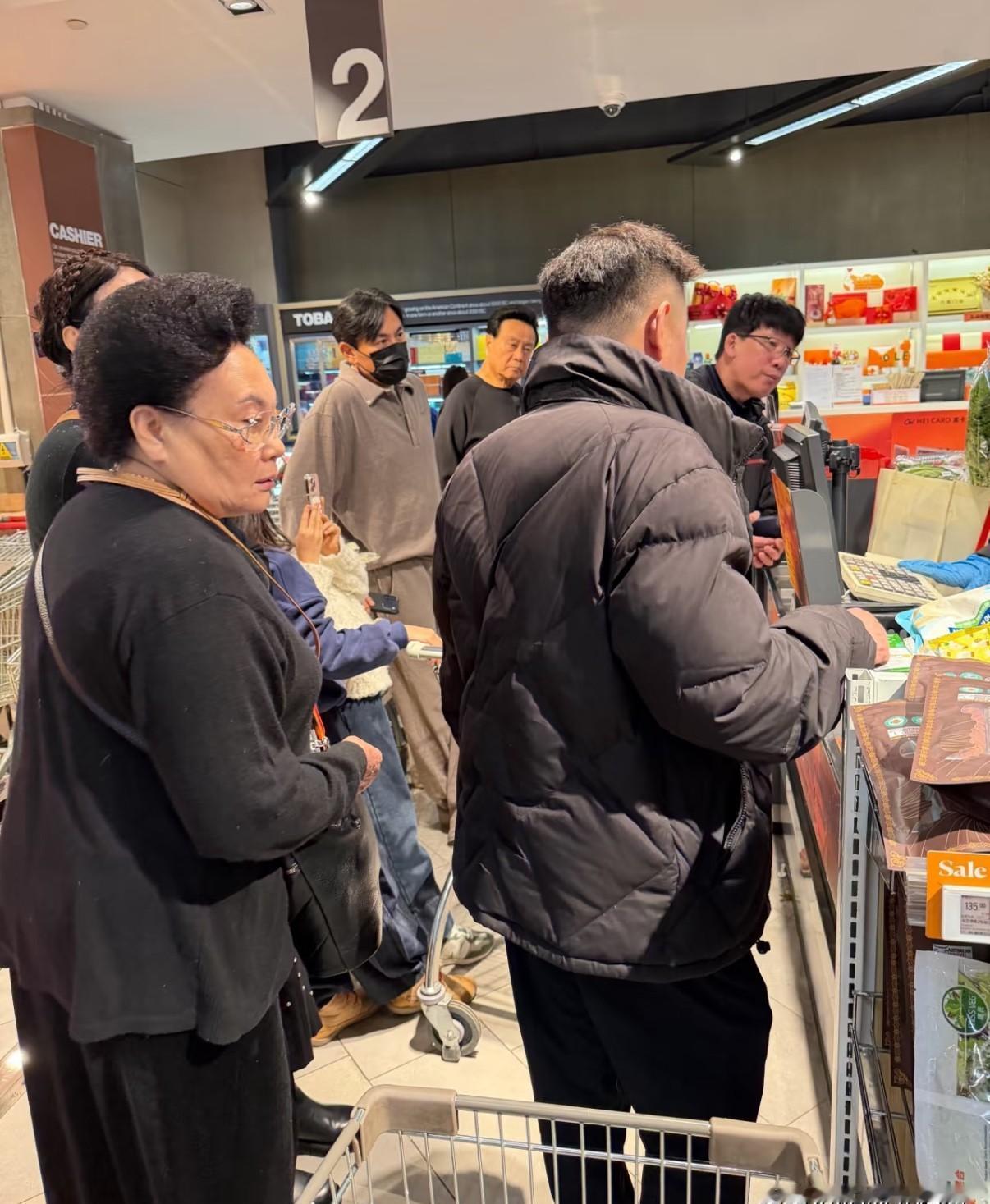 秦昊妈妈大年初一被偶遇，她那鼓成球的包又亮了！里面到底塞了什么宝贝，能让章阿姨