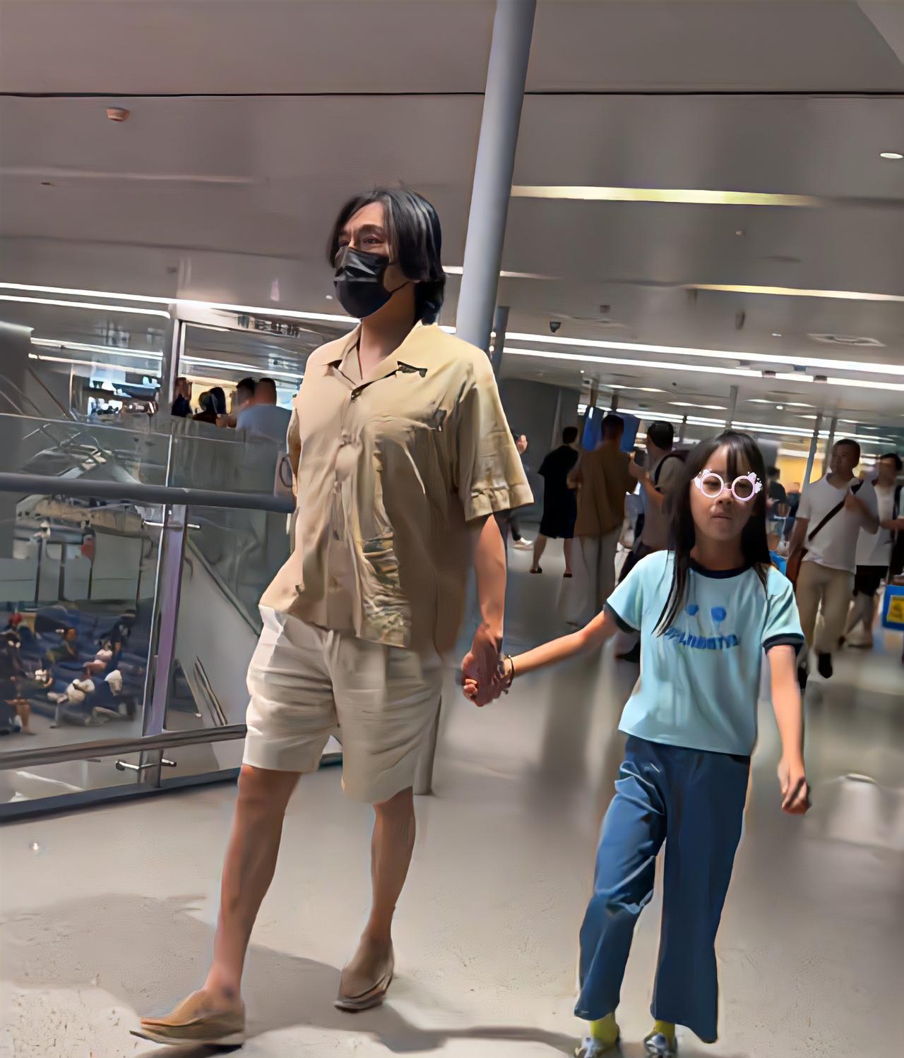 小米粒又瘦又高，遗传了爸爸妈妈的好基因呀，小米粒活泼自信，是在有爱环境里成长的小