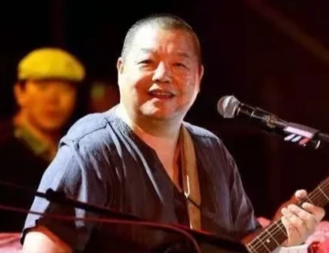 2007年，成龙去北京开演唱会，臧天朔派人过来说：“把灯光和安保让给我们，要不给