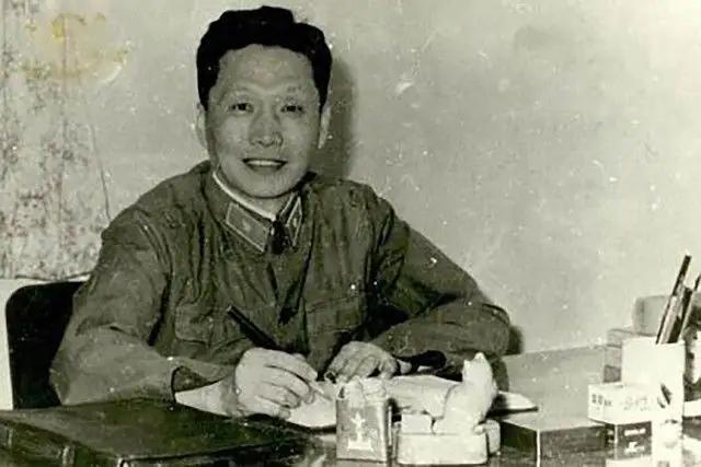 1949年2月20日凌晨，国民党空军少尉杨宝庆趁人不注意，悄悄登上一架停在西安机