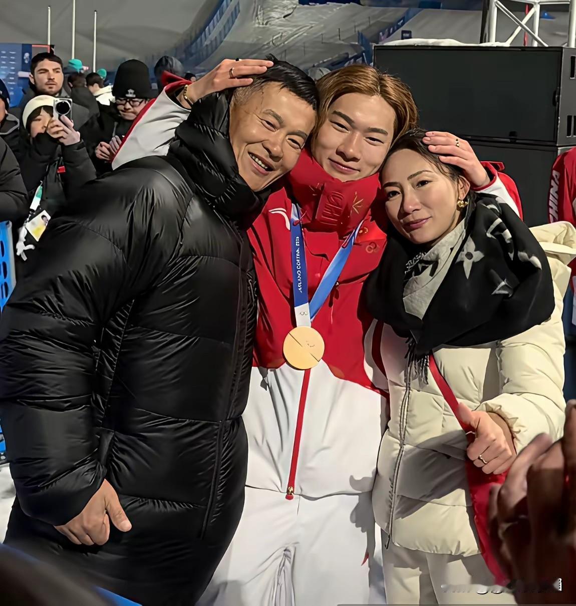 苏翊鸣夺冠后，妈妈说，儿子，生日快乐！给自己送上了最好的些礼物。爸爸说，为中国