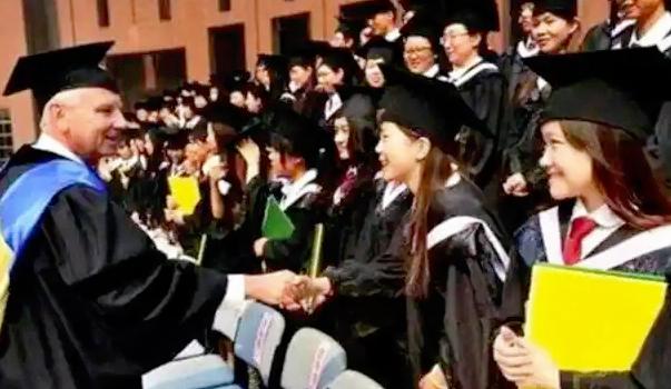 花几百万培养的留学生回国拿五六千工资，这事搁谁身上都得懵，现在随便打开哪个招聘软