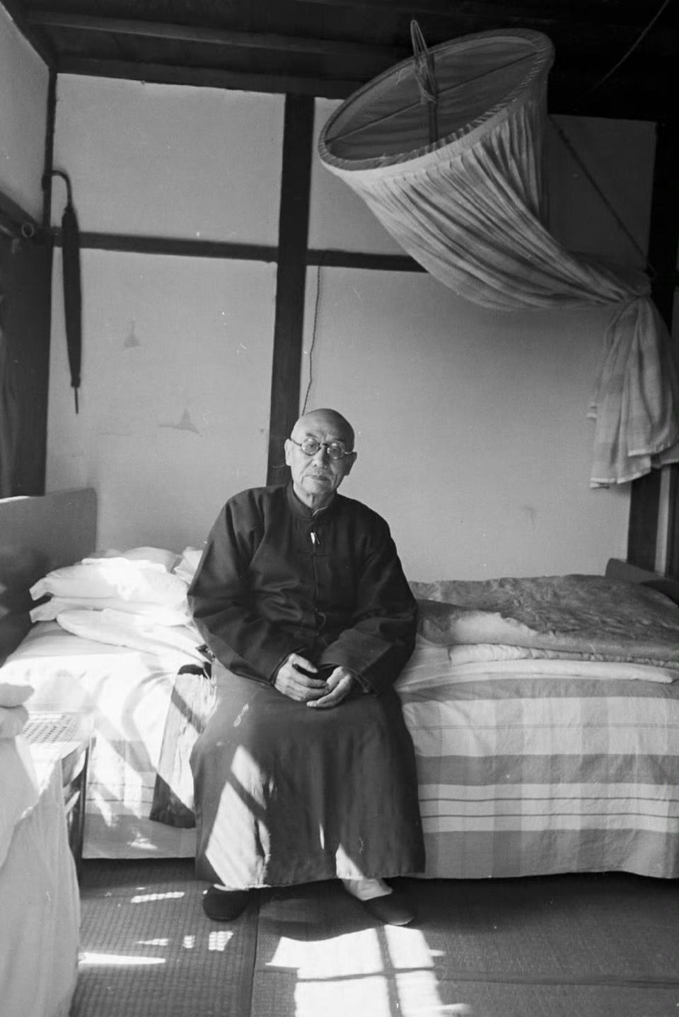 照片拍摄于1950年,记录了阎锡山在台湾的生活,房间陈设简朴,他身着传统长衫坐在