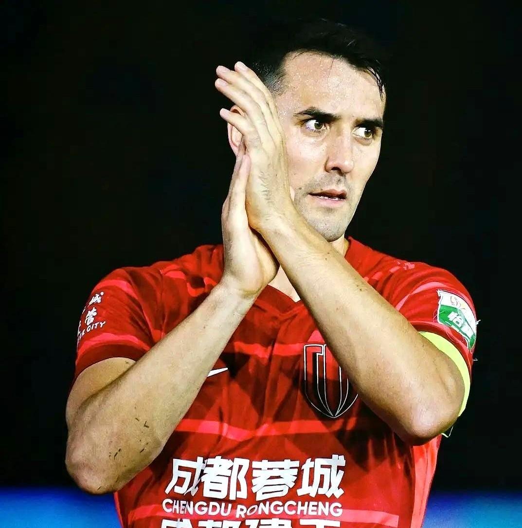 这不是续约，这是一场事先张扬的斩首行动，经纪人老李攥着三份数据分析报告走进成都蓉