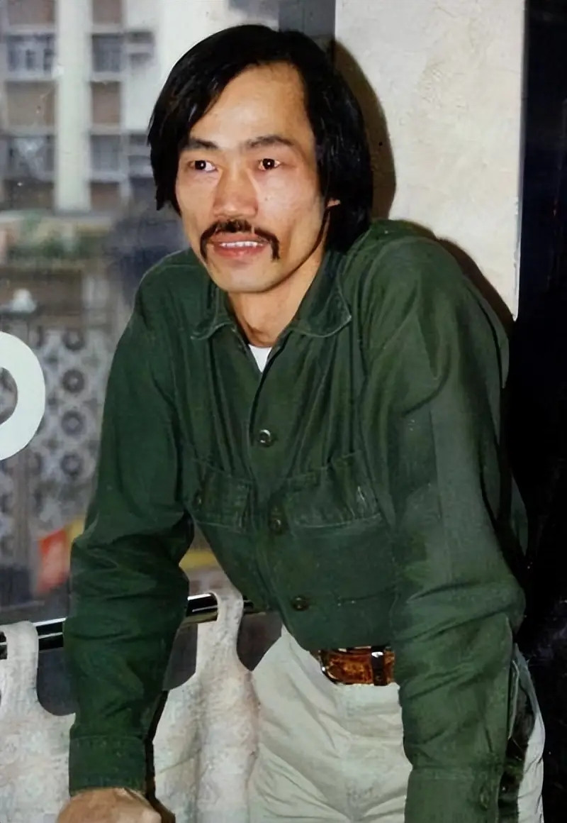 2018年，成龙出800万邀请元华去拍戏，元华直接拒绝了，而陈思诚出10万邀请他