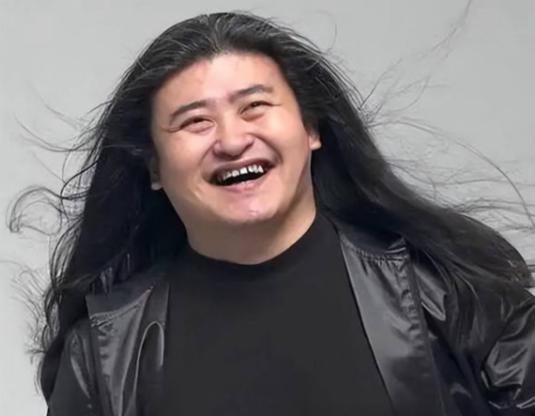 歌手刘欢永远的离开了。 看到他离开的消息，我破防了。他不是死于意外，而是我们