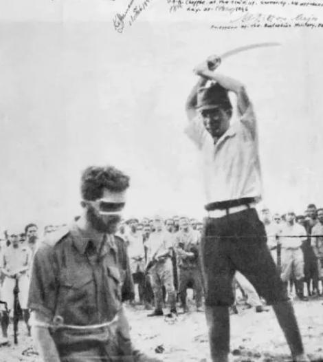 1944年，美军在日军尸体上发现了日军挥刀斩首澳大利亚陆军中士伦纳德的照片，照片