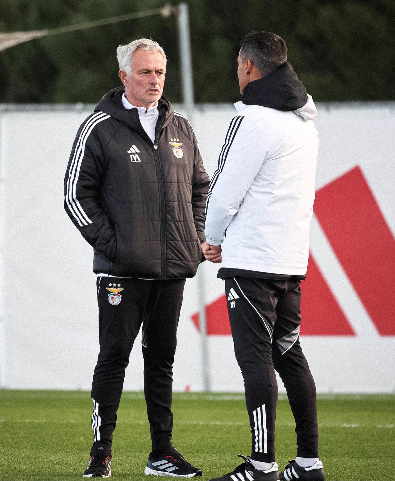 已让五名小孩上演一线首秀的穆里尼奥，又找本菲卡B队教练借人，对方一脸为难，表示如