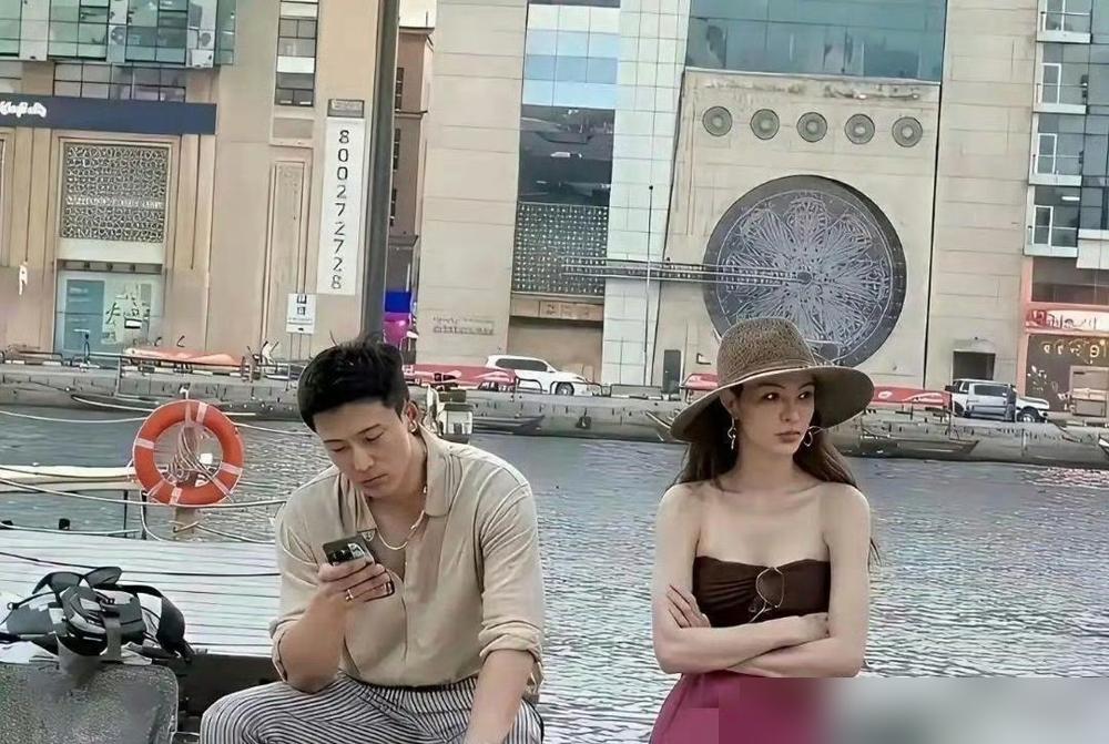 情人节官宣的合照，钟楚曦一个键删得干干净净。这哪是分手，分明是项目到期，合同作废