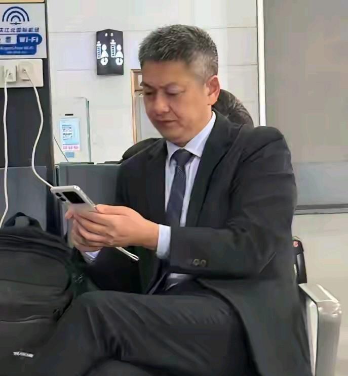 有人说这位大叔一看就是体制内的，你觉得像吗？候车室里坐着一位儒雅帅气的大叔，穿着