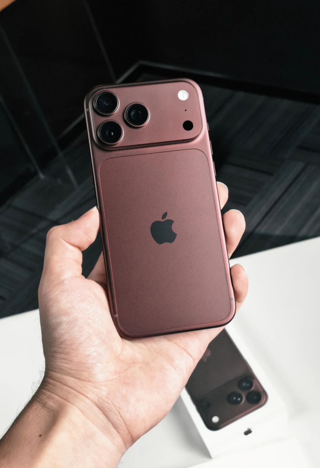 还得是勃艮第红！iPhone18ProMax