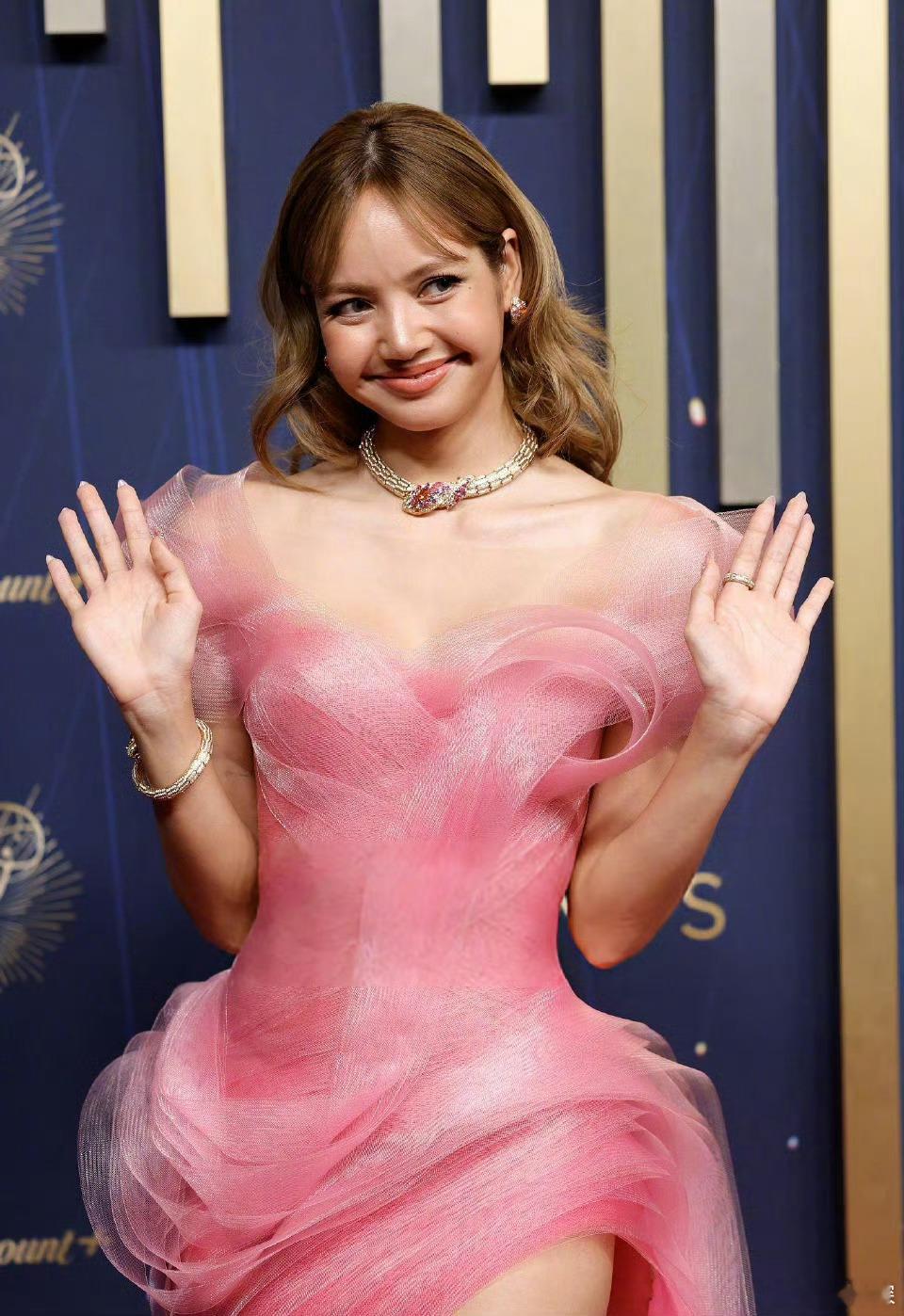 Lisa艾美奖粉红纱裙我霞今天完全是花仙子🧚‍♀️​​​