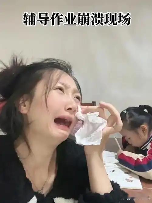 “幼儿园三年不让你碰拼音，一上小学老师默认你全会了。一二年级不学英语，到了三年级