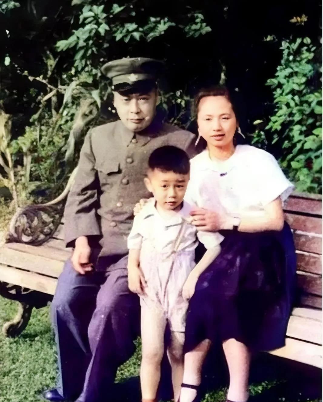 陈毅元帅和自己的儿媳妇粟惠宁以及孙子的合影，他儿媳妇也是粟裕将军的女儿，粟惠宁嫁